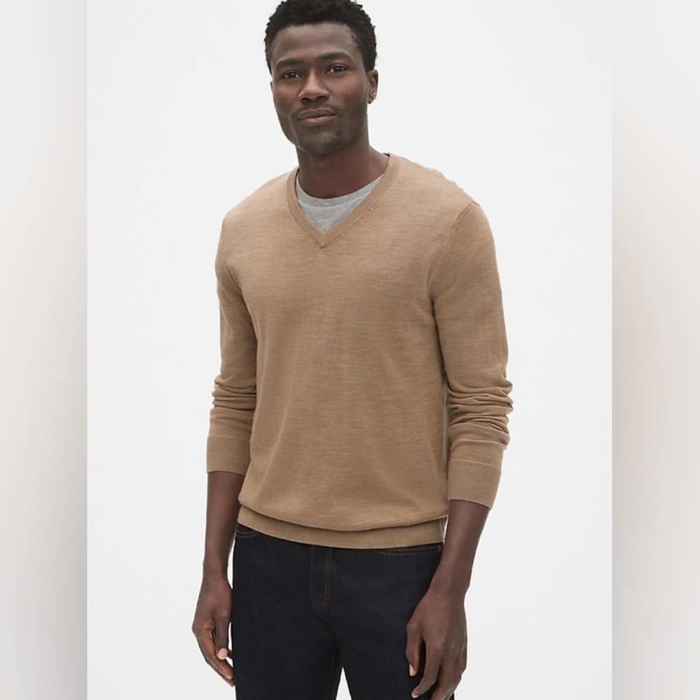 GAP Men's Light Camel Soft Merino Wool V-Neck Sweater - Size M